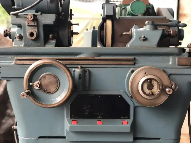 Used JONES SHIPMAN 1212 MANUAL CYLINDRICAL GRINDER — photo 2